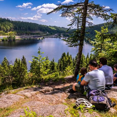 Wanderpause mit Blick auf den Schluchsee – Familienausflug im Schwarzwald.