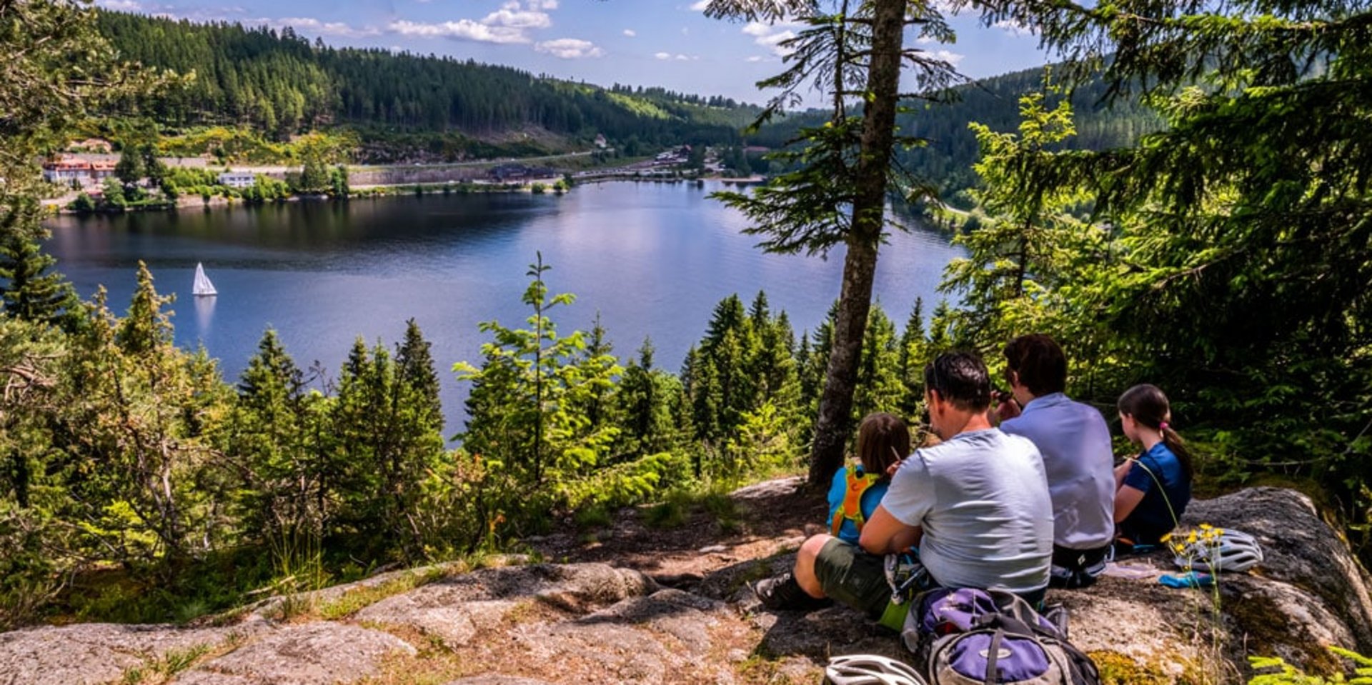 Wanderpause mit Blick auf den Schluchsee – Familienausflug im Schwarzwald.
