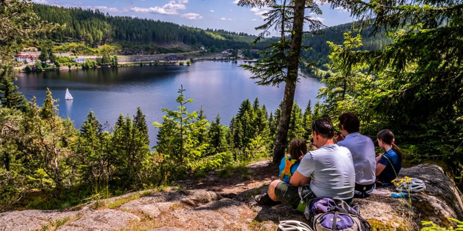 Wanderpause mit Blick auf den Schluchsee – Familienausflug im Schwarzwald.