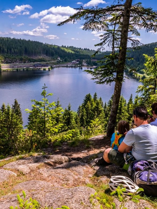 Wanderpause mit Blick auf den Schluchsee – Familienausflug im Schwarzwald.