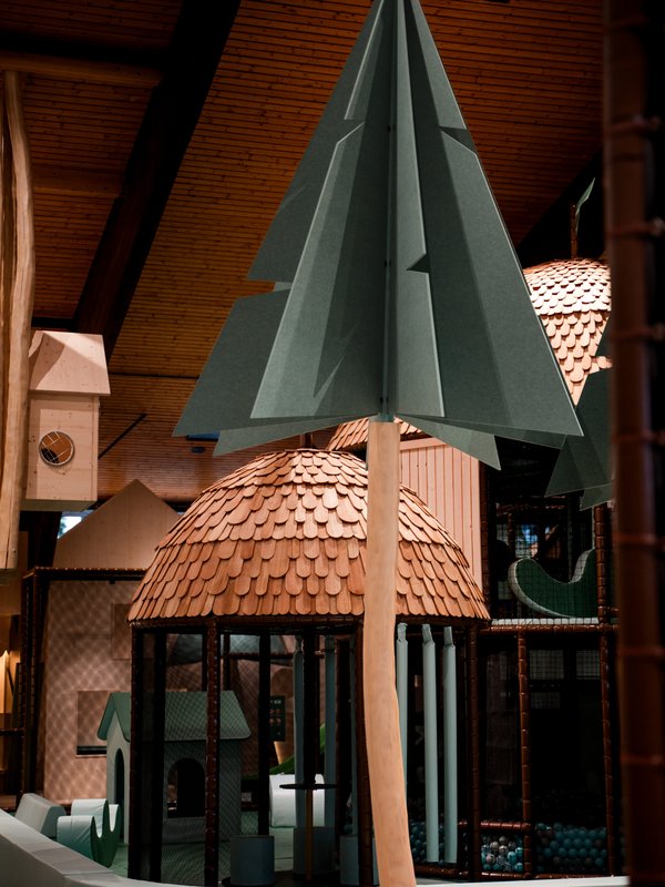 Blick in die fantasievoll gestaltete, leere Indoor-Spielhalle mit Kletterelementen im Hotel Vier Jahreszeiten im Schwarzwald.