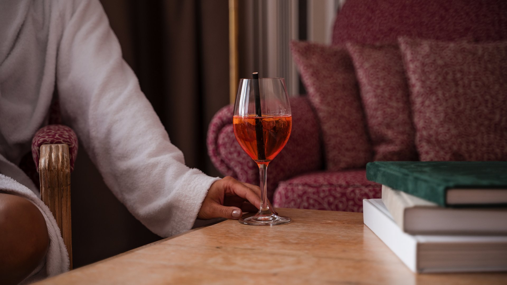 Entspannung pur: Ein Gast im Bademantel genießt einen Drink und ein Buch im Hotel Vier Jahreszeiten am Schluchsee.