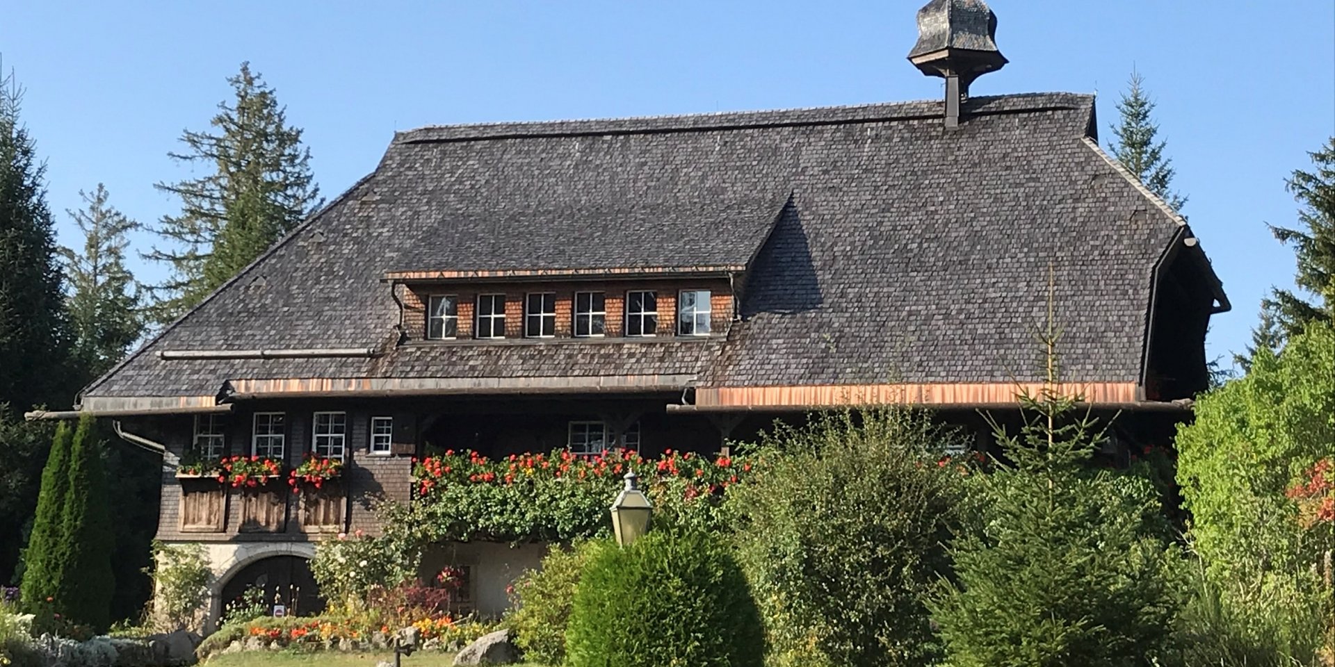 Das historische Schwarzwaldhaus direkt am Ufer des idyllischen Schluchsees.