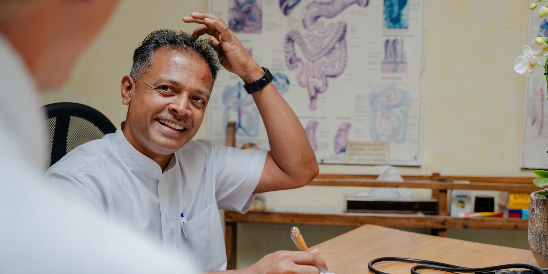 Ayurveda-Spezialist erklärt einem Gast die Behandlungsabläufe im Hotel Vier Jahreszeiten im Schwarzwald.