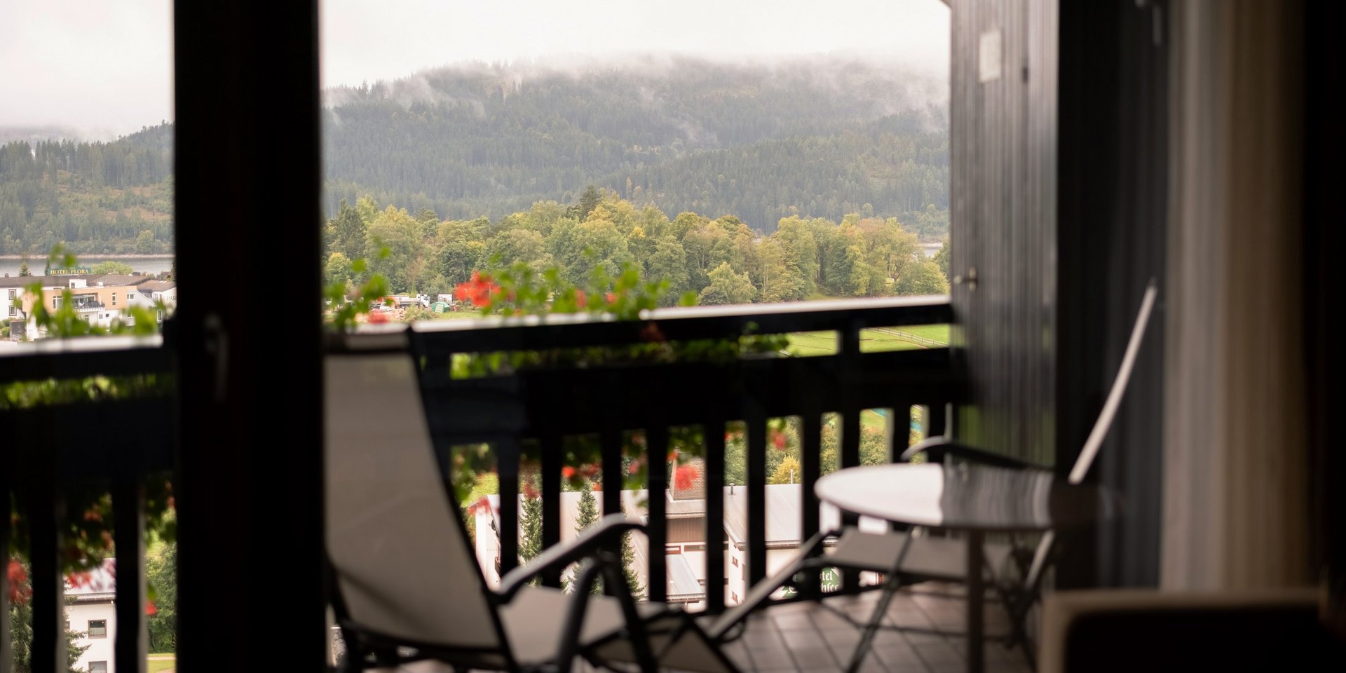 Balkon-Idylle mit Blick ins Grüne beim Hotel Vier Jahreszeiten.