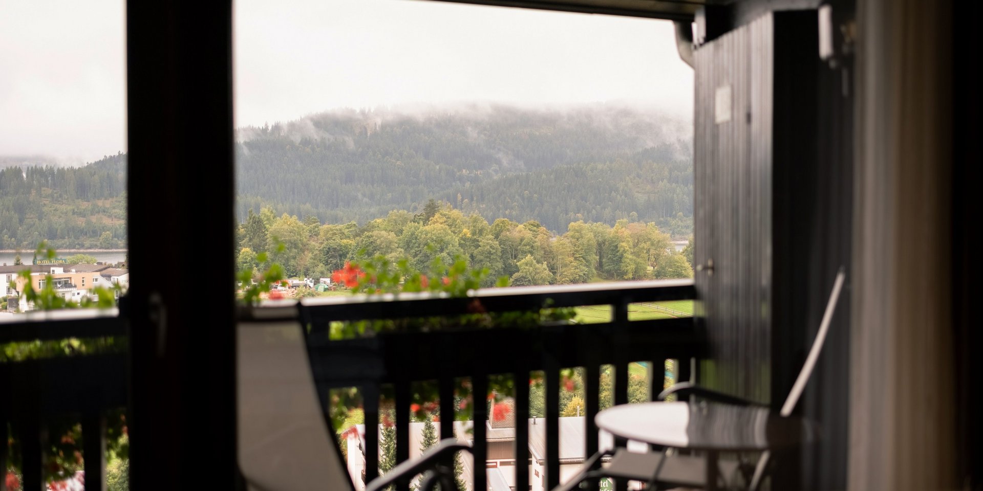 Balkon-Idylle mit Blick ins Grüne beim Hotel Vier Jahreszeiten.