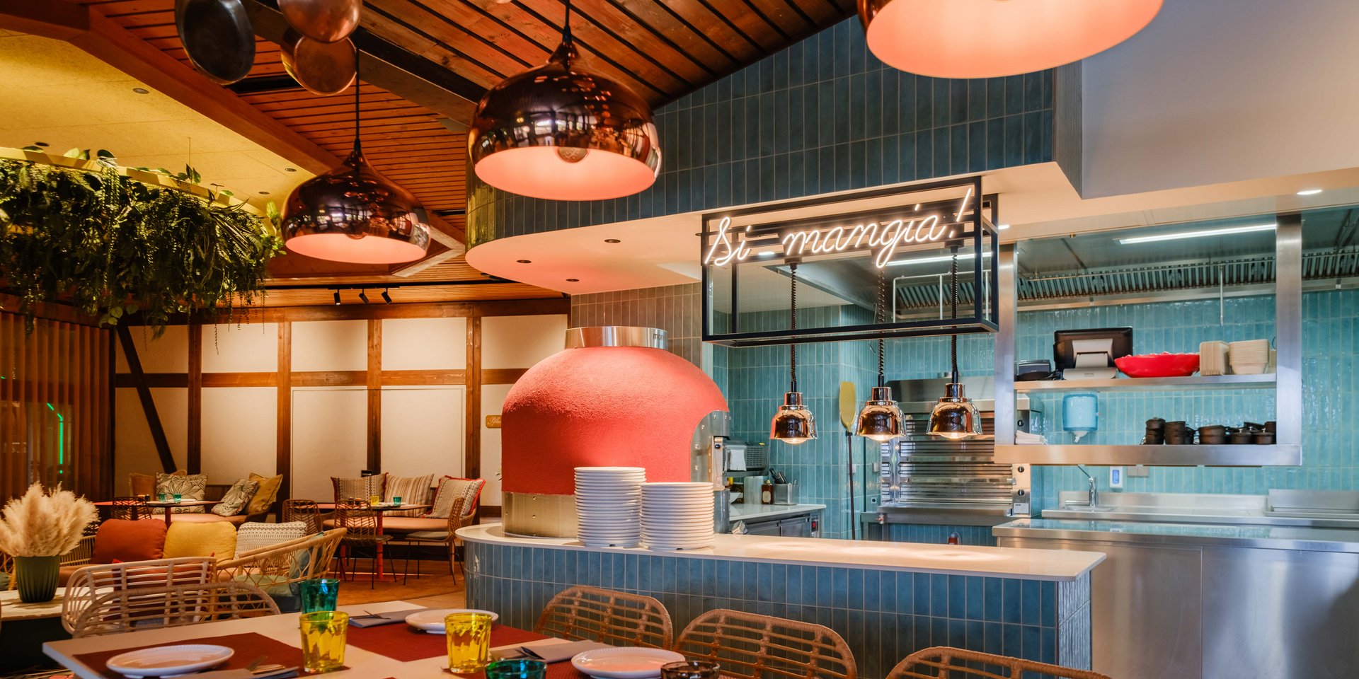 Stilvoll gedeckte Tafeln vor der gläsernen Restaurantküche im Hotel Vier Jahreszeiten am Schluchsee.