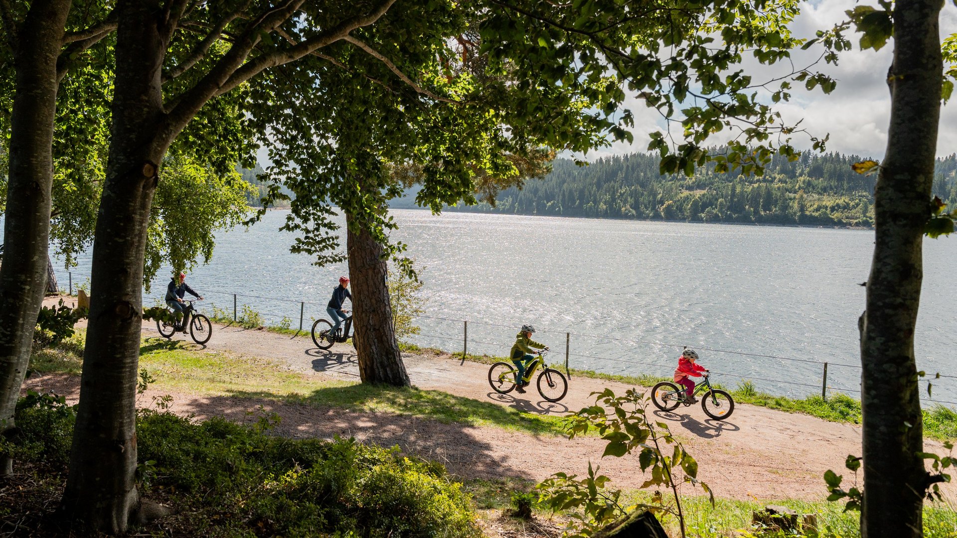 Radfahrer auf einem Uferweg am Schluchsee in der Nähe des Hotels Vier Jahreszeiten.