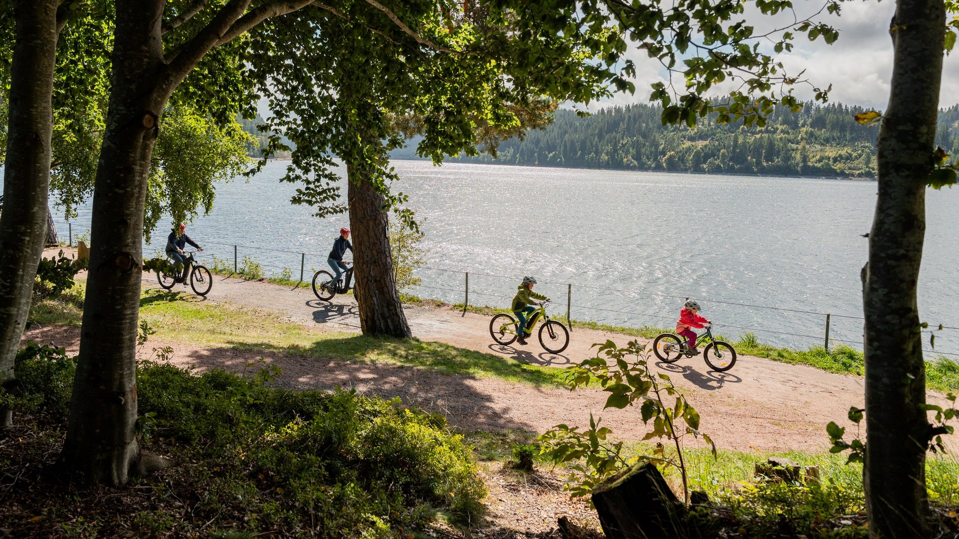 Radfahrer auf einem Uferweg am Schluchsee in der Nähe des Hotels Vier Jahreszeiten.