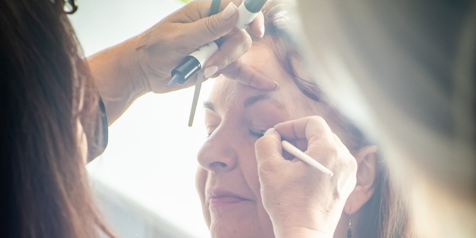 Fokus auf die Anwendung von Gesichtspflege-Produkten während einer Beauty-Behandlung.