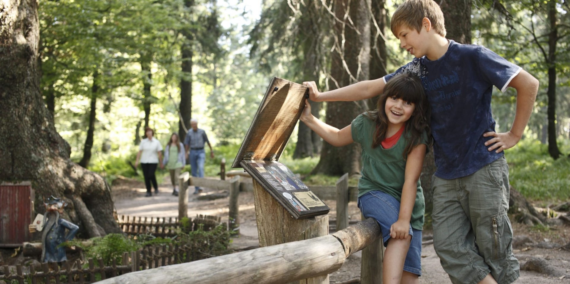 Interaktive Station auf einem Naturerlebnispfad für Familien am Schluchsee.