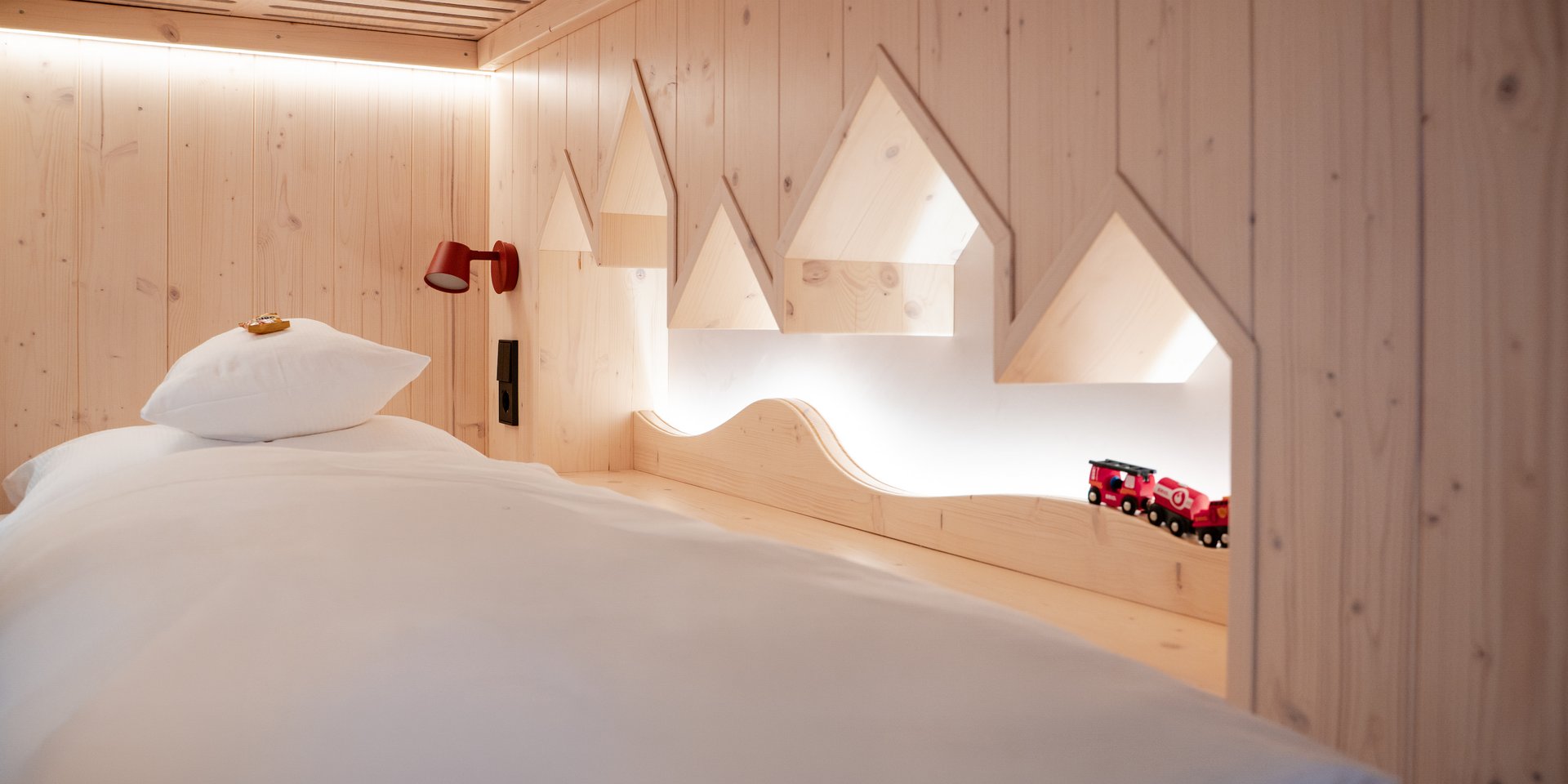 Detail vom Bett im Kinderzimmer der Familiensuite