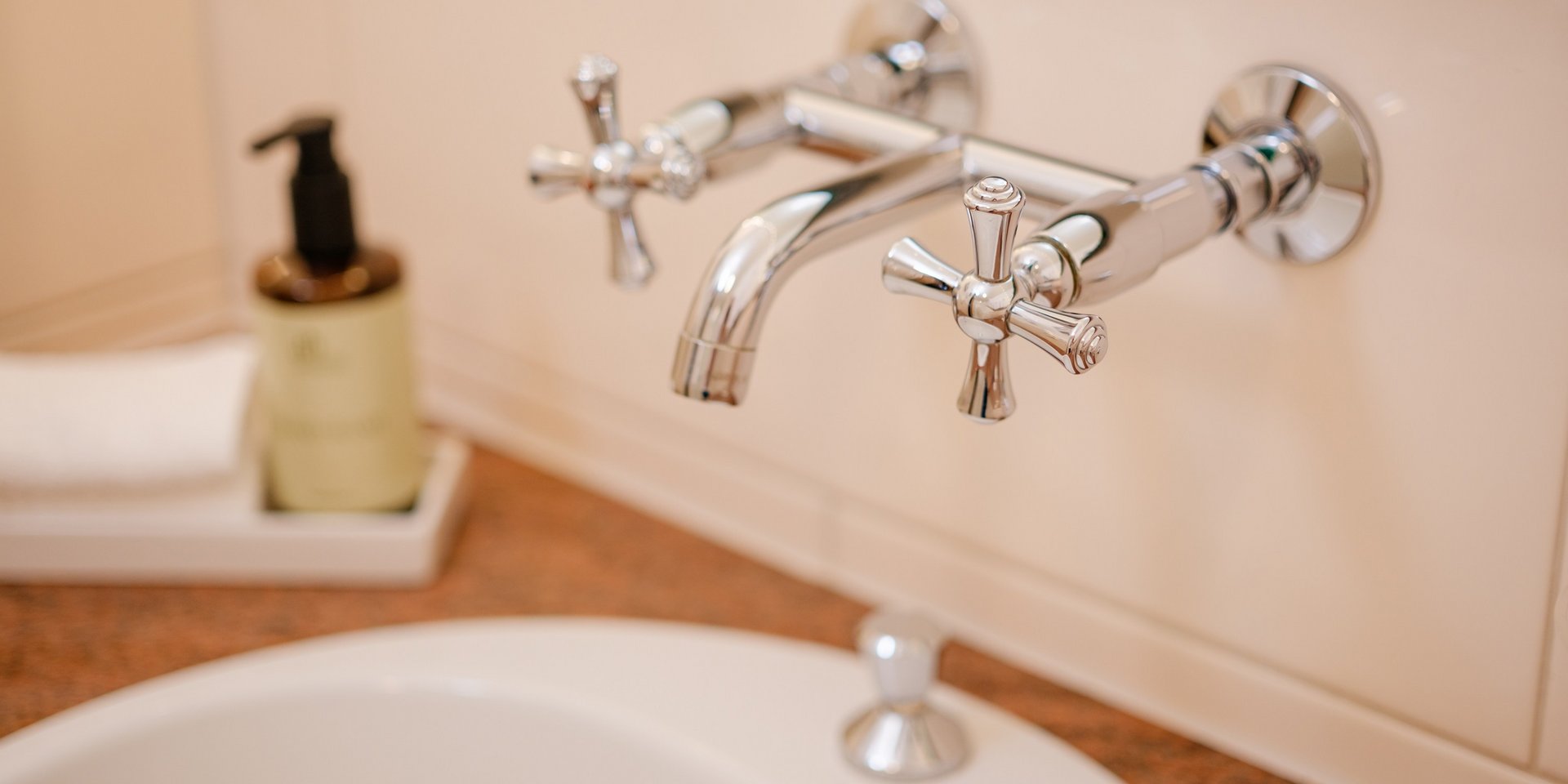 Hochwertige Badezimmer-Armaturen im Hotel Vier Jahreszeiten am Schluchsee.