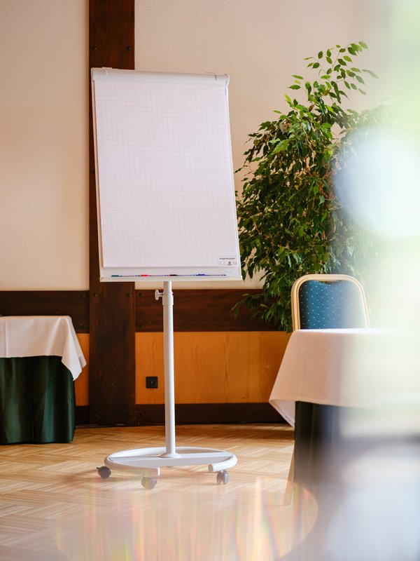 Detailaufnahme eines Flipcharts bereit für Präsentationen und Workshops im Hotel Vier Jahreszeiten im Schwarzwald.