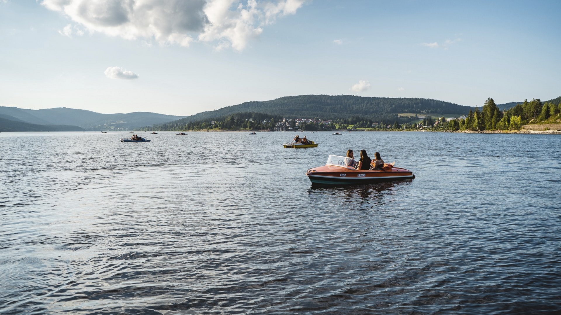 Mehrere Tretboote liegen bereit für Ausflügler auf dem Schluchsee im Schwarzwald.