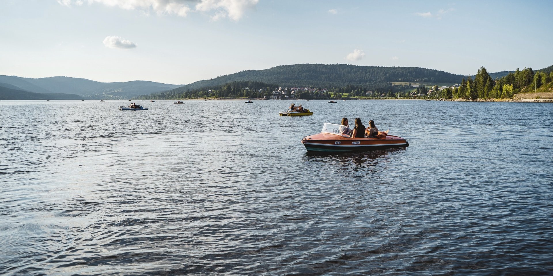 Mehrere Tretboote liegen bereit für Ausflügler auf dem Schluchsee im Schwarzwald.