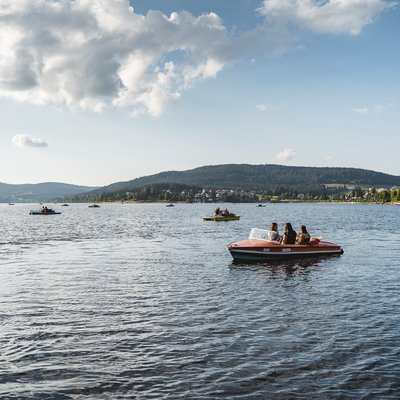 Mehrere Tretboote liegen bereit für Ausflügler auf dem Schluchsee im Schwarzwald.