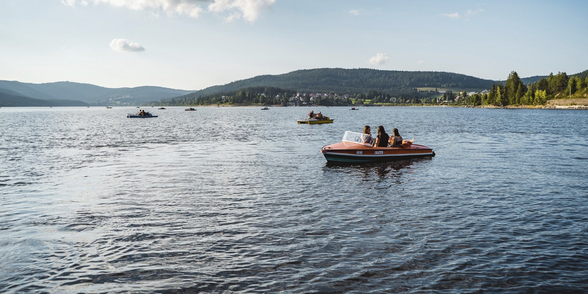 Mehrere Tretboote liegen bereit für Ausflügler auf dem Schluchsee im Schwarzwald.