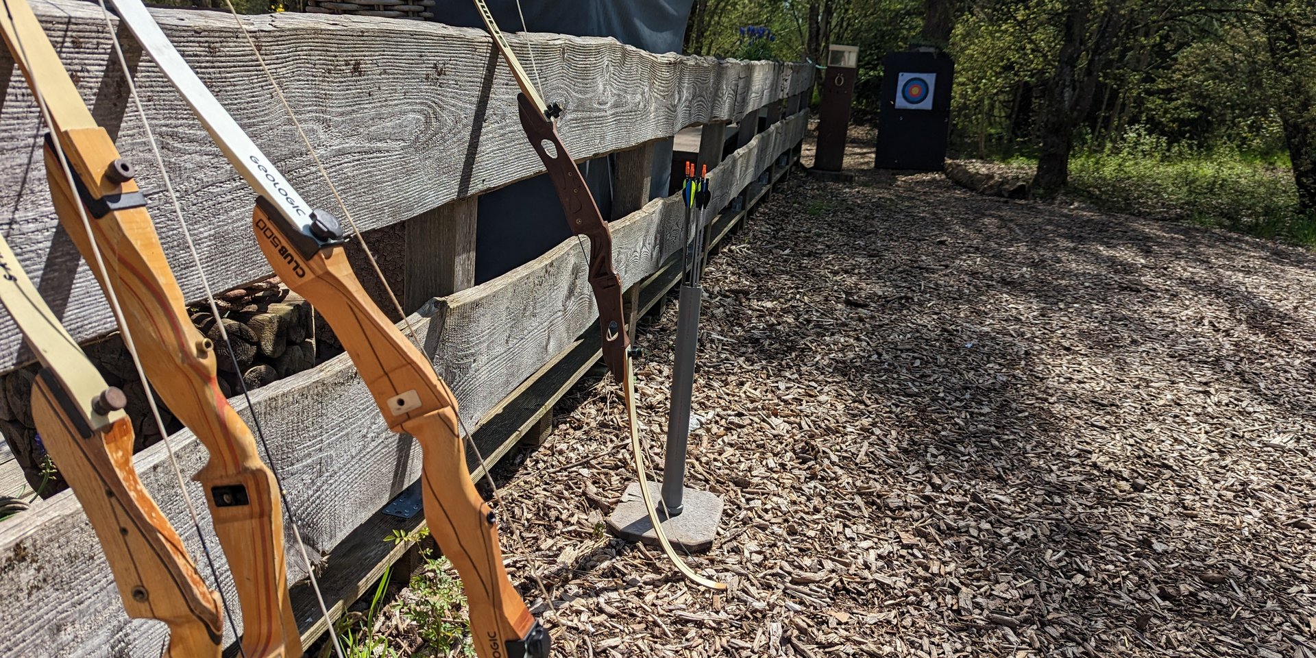 Bogen stehen gegen einen Holzzaun gelehnt - Schwarzwaldgaudi