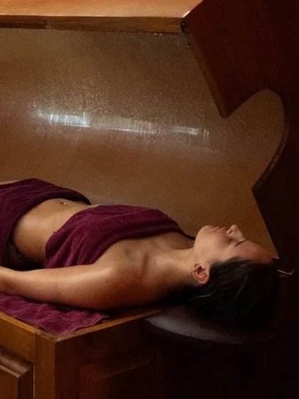 Ein Frau in einem Typisch Ayurvedischem Dampfbad