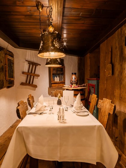 Private Dining im historischen Weinkabinett des Hotels Vier Jahreszeiten am Schluchsee mit langer Tafel.