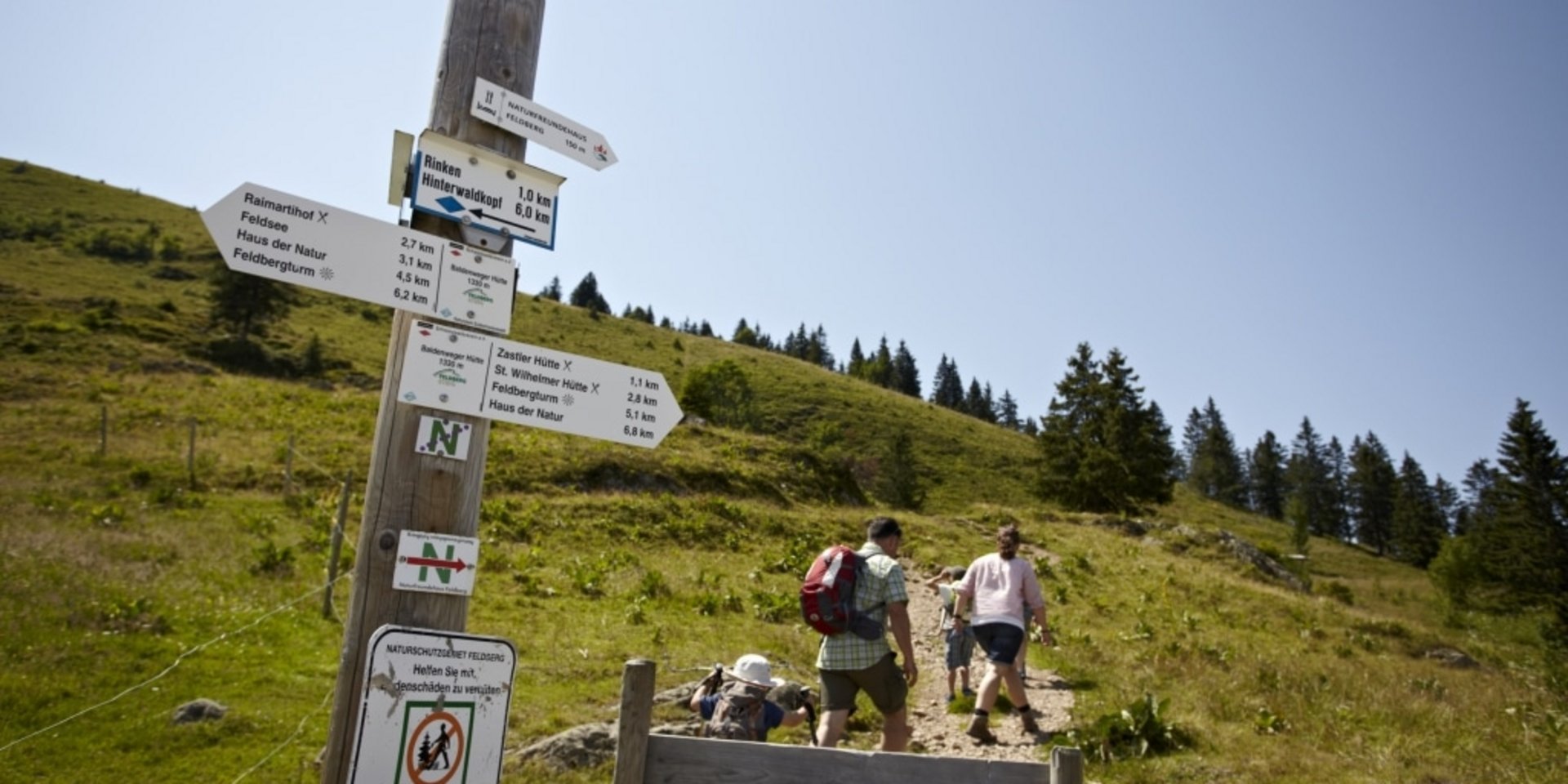 Wegweiser am Feldberggipfel markieren Wanderrouten im Hochschwarzwald.