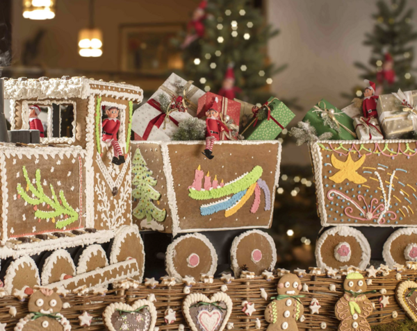 Ein aufwendig gestalteter Weihnachtszug aus Lebkuchen mit bunter Dekoration.