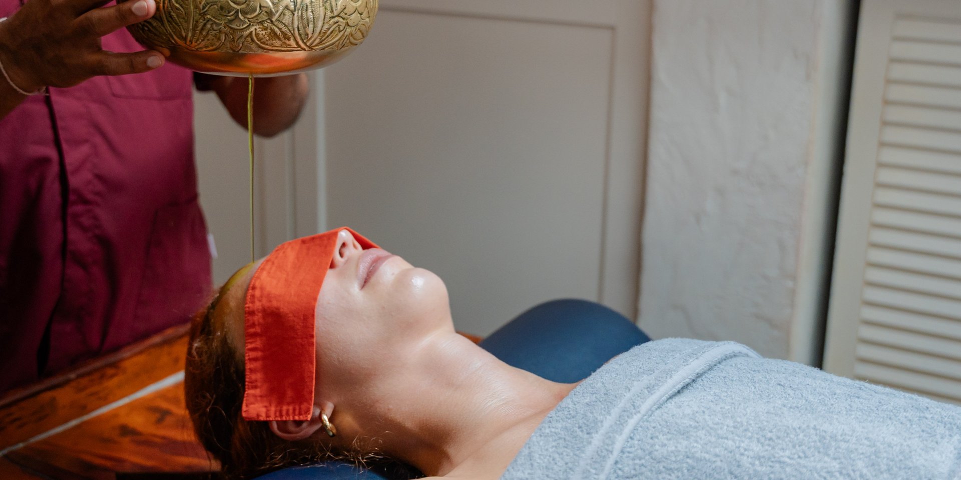 Seitliche Ansicht eines Ayurveda-Stirngusses zur tiefen Entspannung im Hotel Vier Jahreszeiten im Schwarzwald.