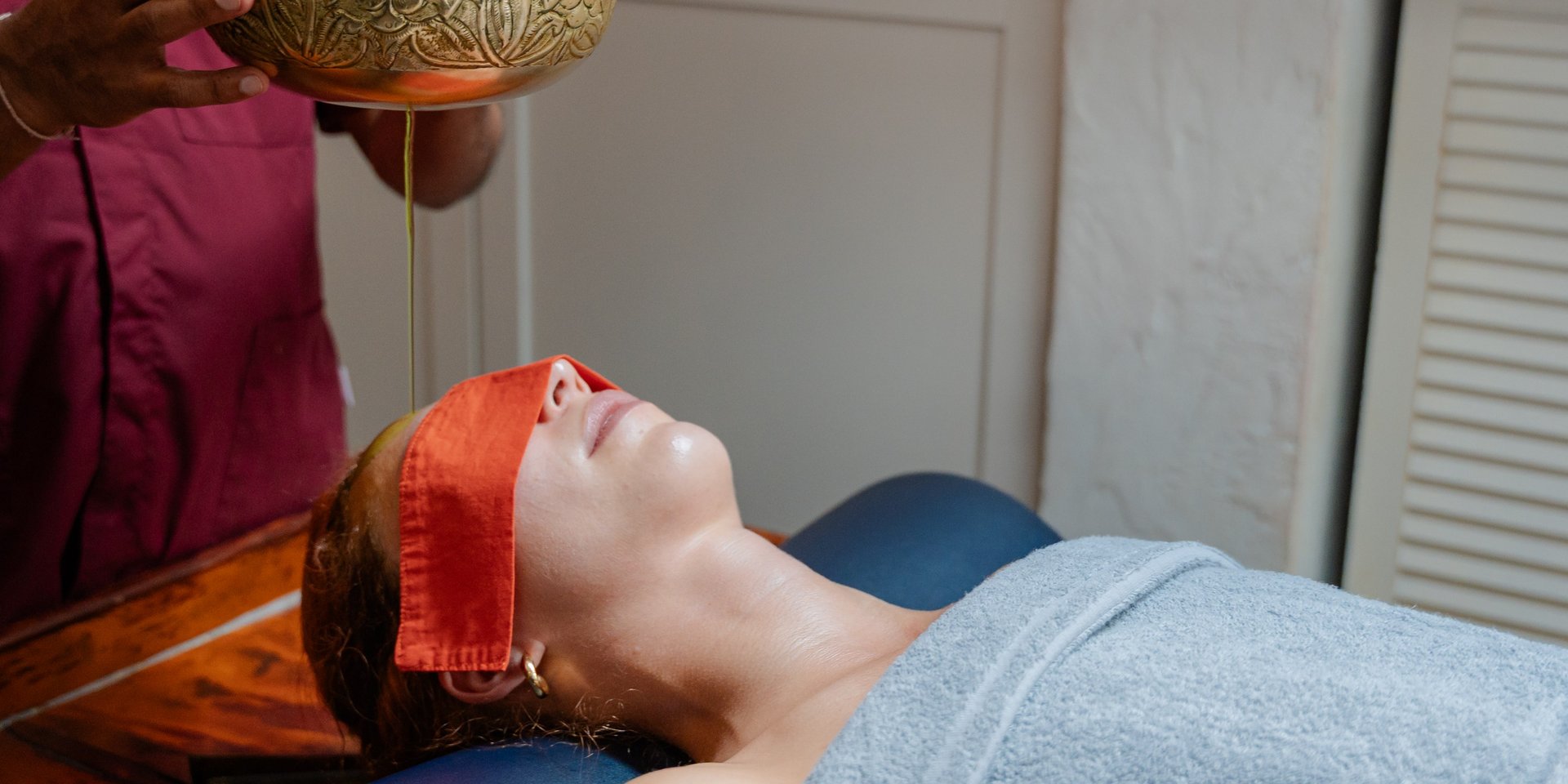 Seitliche Ansicht eines Ayurveda-Stirngusses zur tiefen Entspannung im Hotel Vier Jahreszeiten im Schwarzwald.