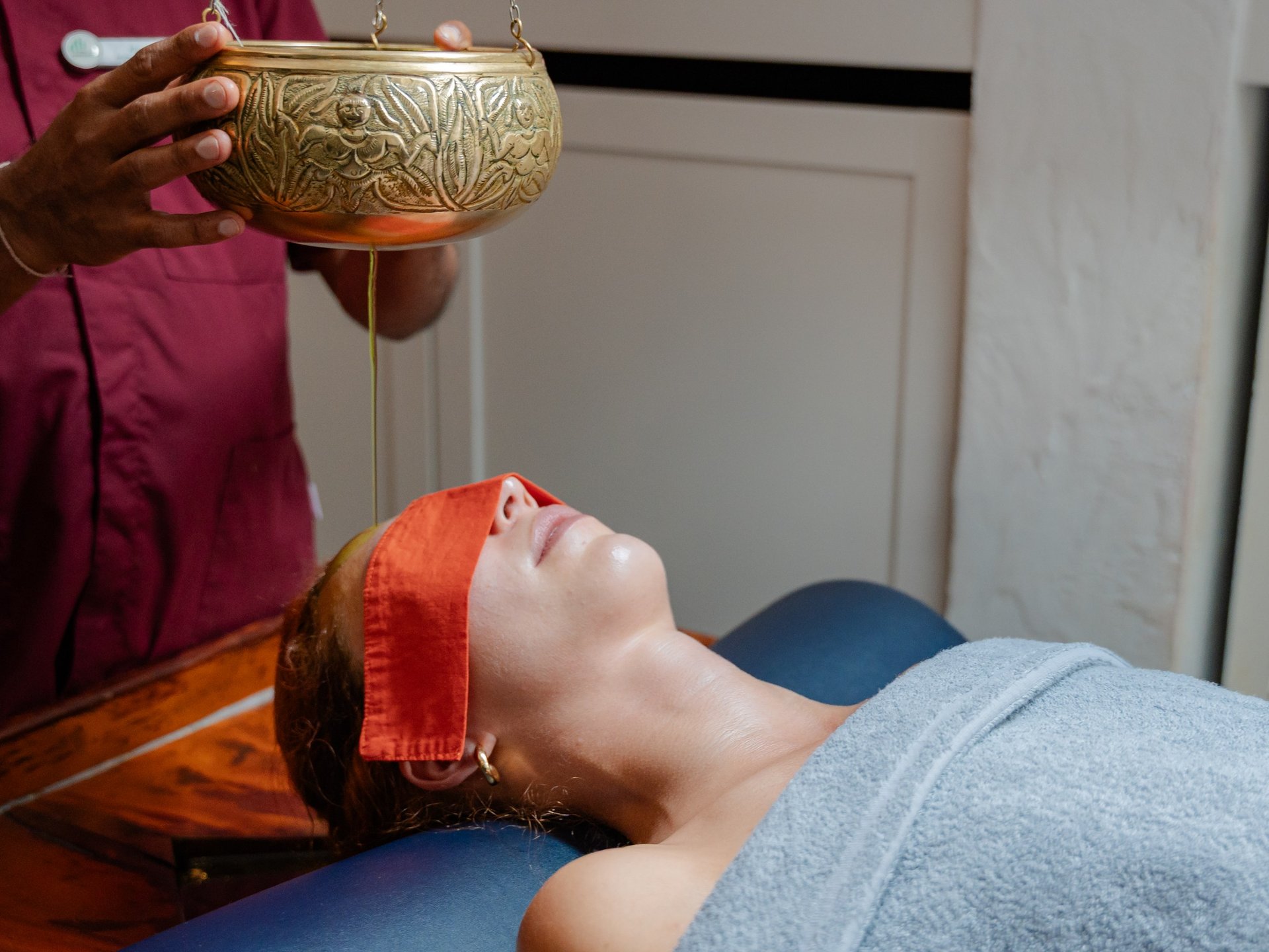 Seitliche Ansicht eines Ayurveda-Stirngusses zur tiefen Entspannung im Hotel Vier Jahreszeiten im Schwarzwald.