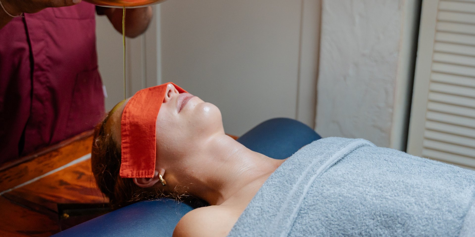 Seitliche Ansicht eines Ayurveda-Stirngusses zur tiefen Entspannung im Hotel Vier Jahreszeiten im Schwarzwald.