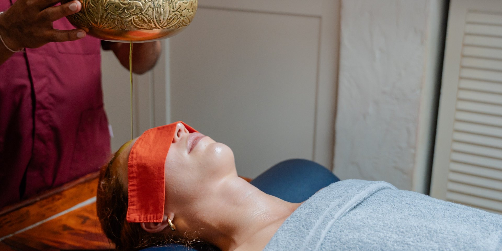 Seitliche Ansicht eines Ayurveda-Stirngusses zur tiefen Entspannung im Hotel Vier Jahreszeiten im Schwarzwald.