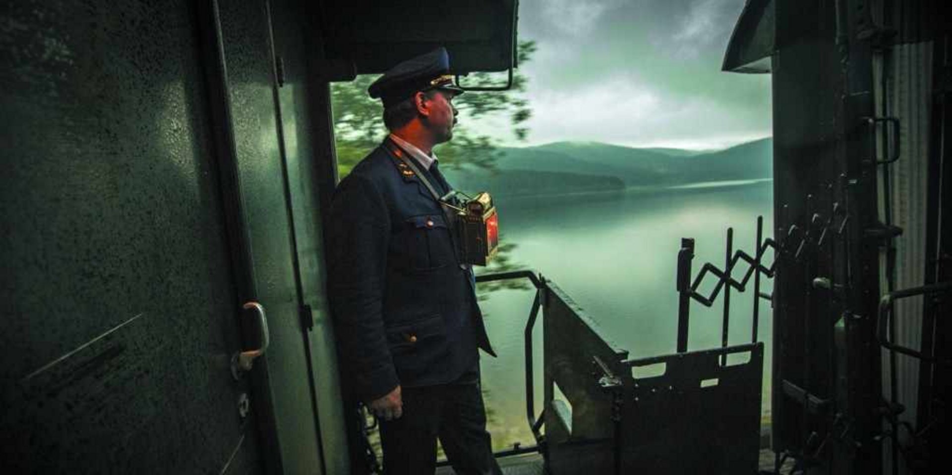 Blick aus dem Fenster eines historischen Eisenbahnwaggons auf die vorbeiziehende Natur.