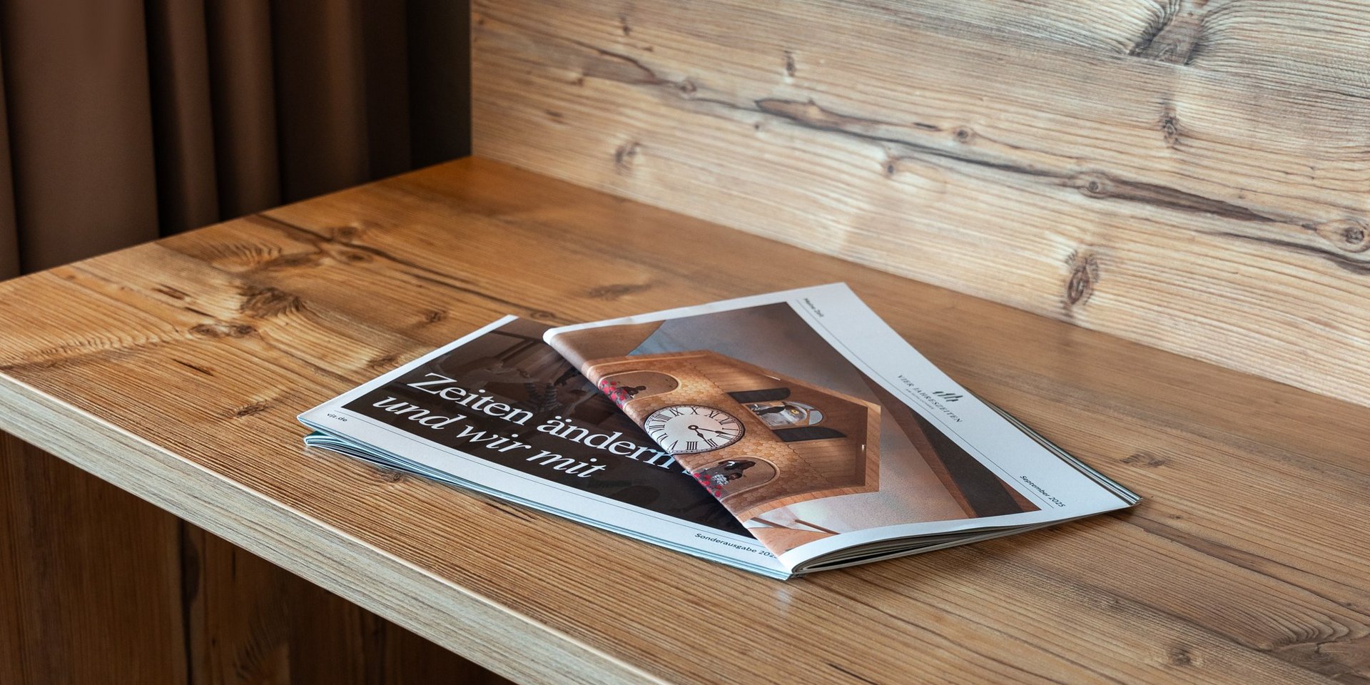 Kleiner Schreibtisch mit Magazin im Schwarzwald-Stil.