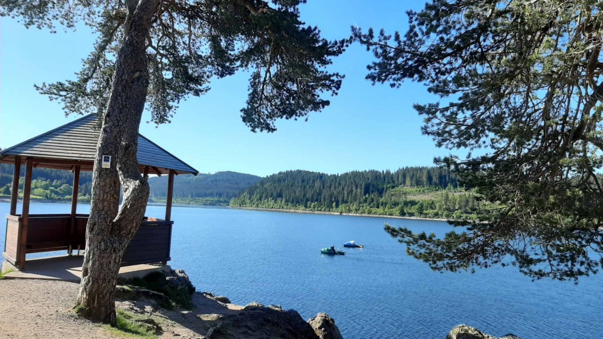 Idyllischer Ausblick von einer Holzhütte auf den Schluchsee im Schwarzwald.