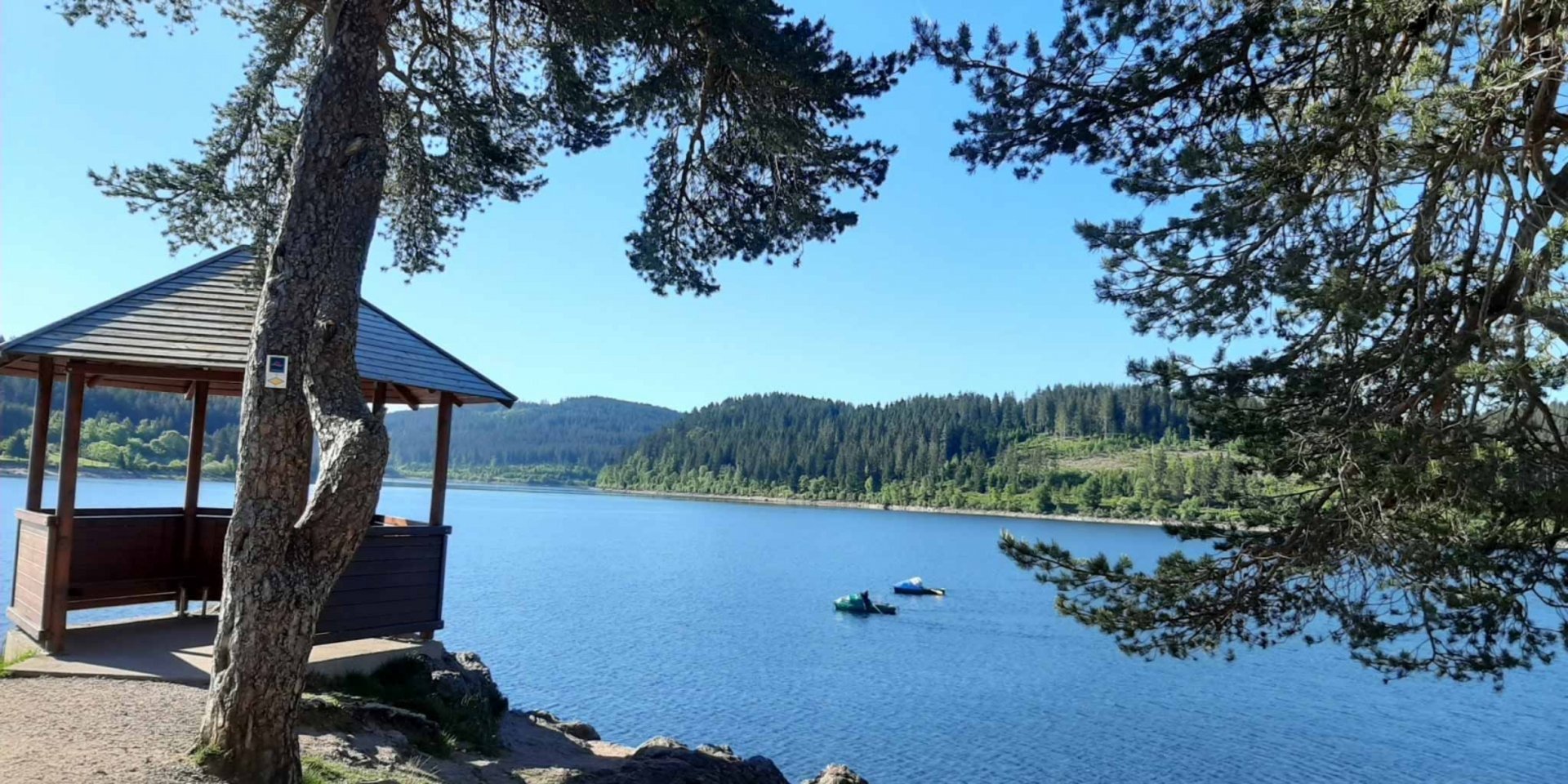 Idyllischer Ausblick von einer Holzhütte auf den Schluchsee im Schwarzwald.