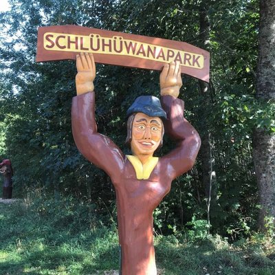 Eine lustige Holzfigur begrüßt die Besucher im Erlebnispark Schlüwana im Schwarzwald.