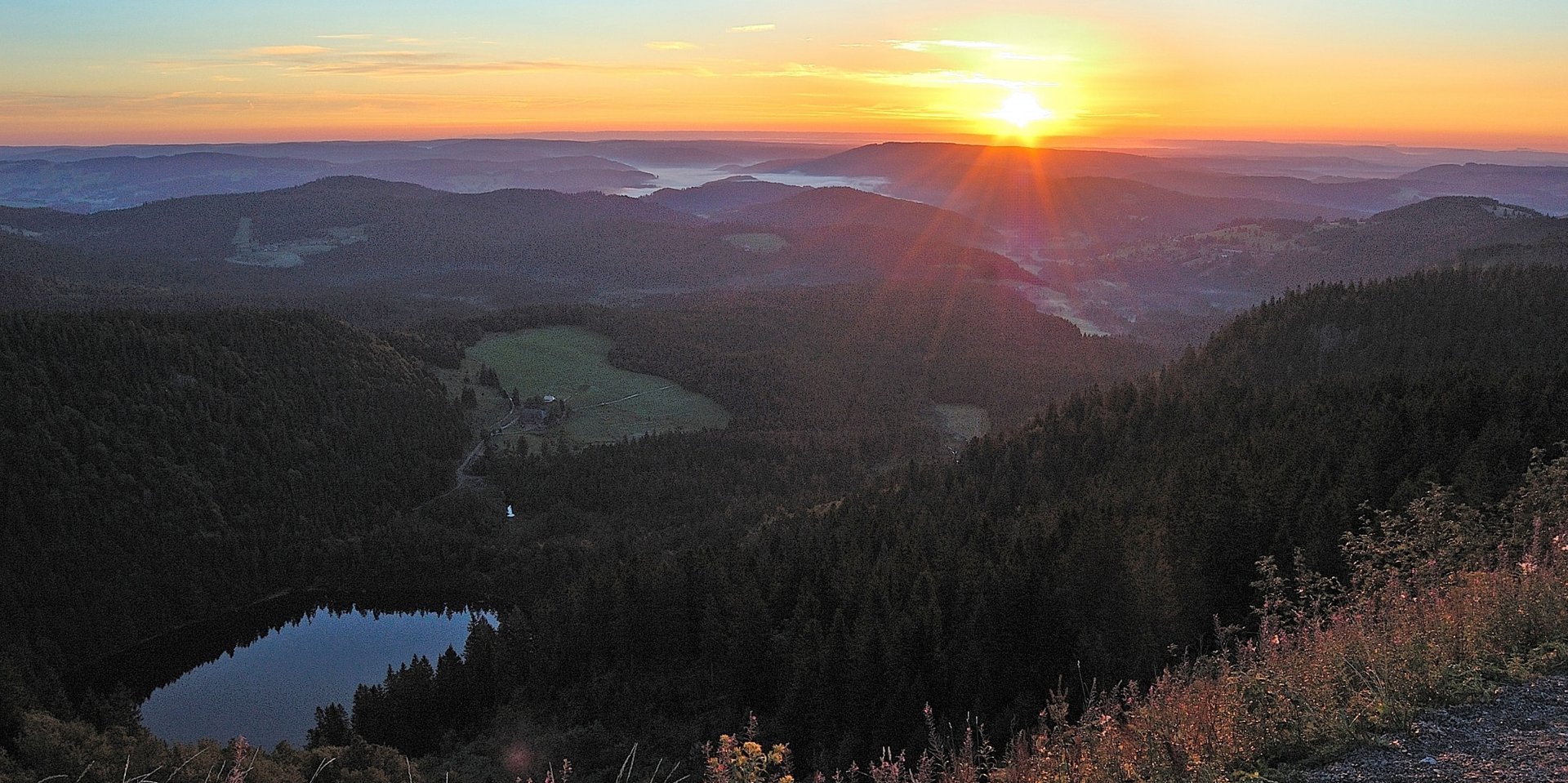 Sonnenuntergang über den Schwarzwald-Bergen am Horizont des Feldbergs.