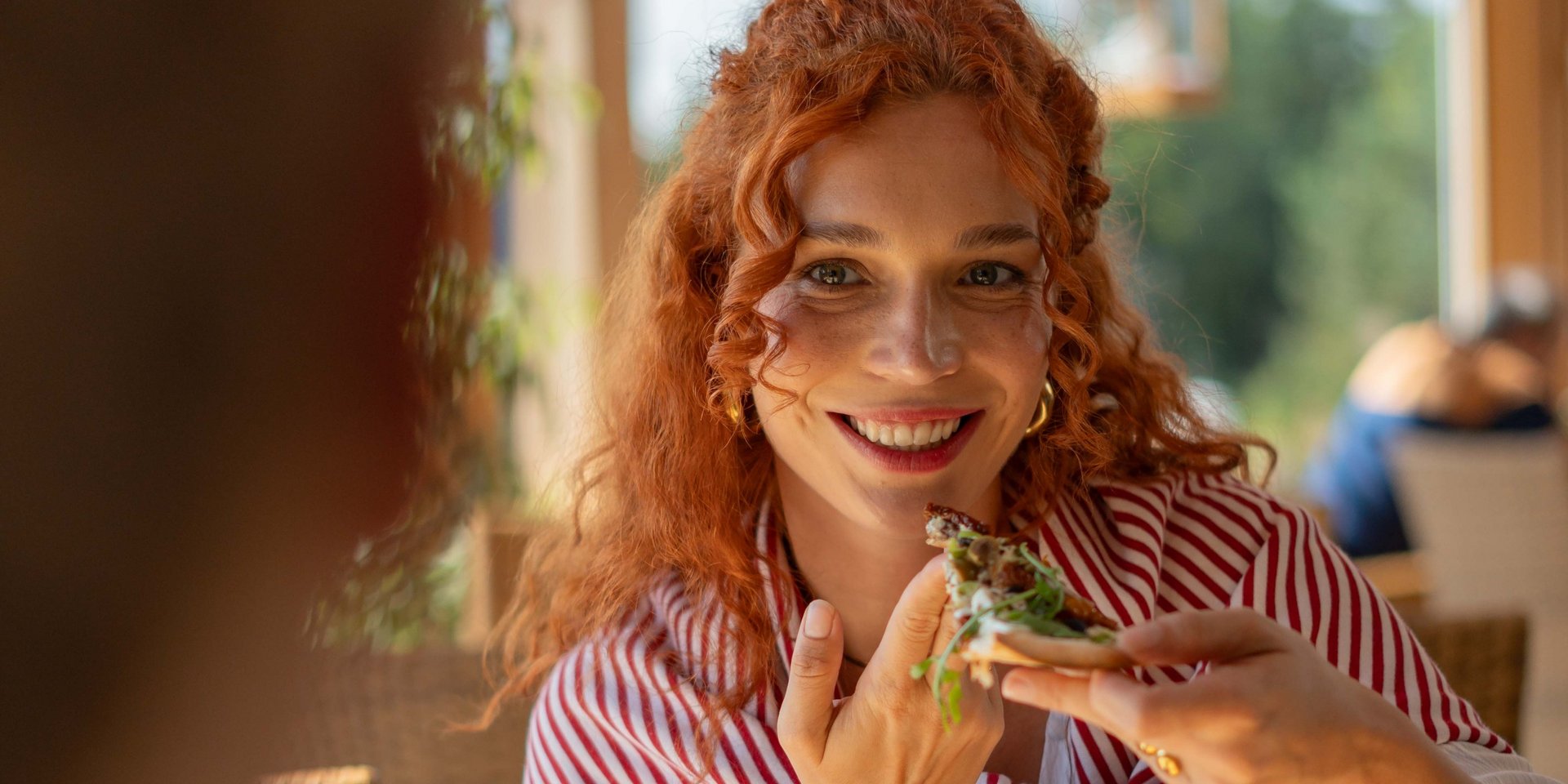 Herzliche Atmosphäre und Genussmoment im Café Gugelhupf des Hotels Vier Jahreszeiten am Schluchsee.
