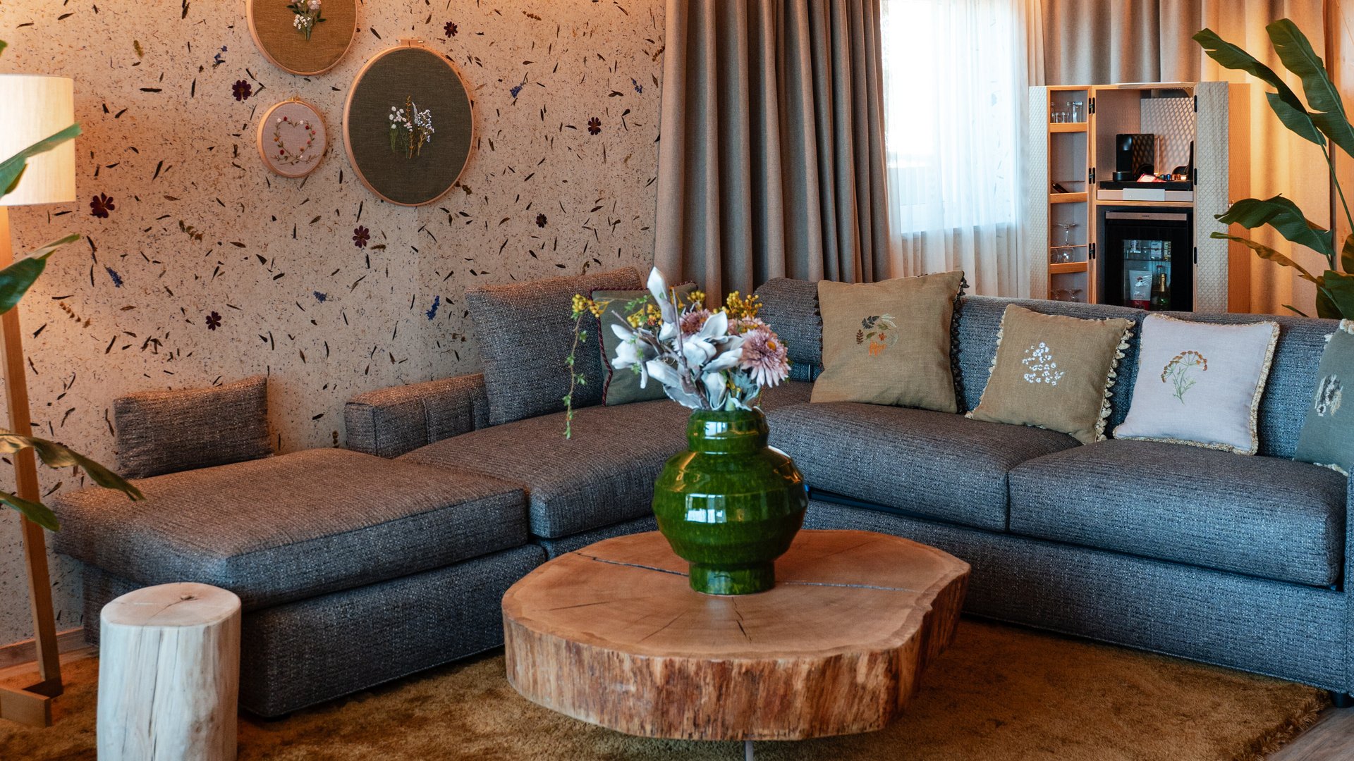 Wohnbereich der Spa Suite mit großer Couch und Tisch