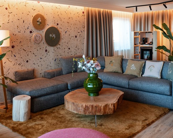 Wohnbereich der Spa Suite mit großer Couch und Tisch