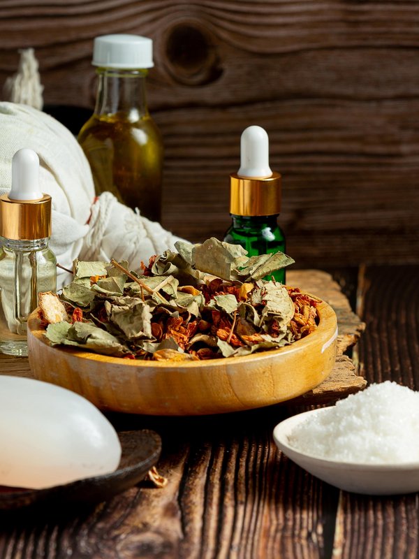 Viele kleine Flaschen und Tinkturen auf einem Tisch 