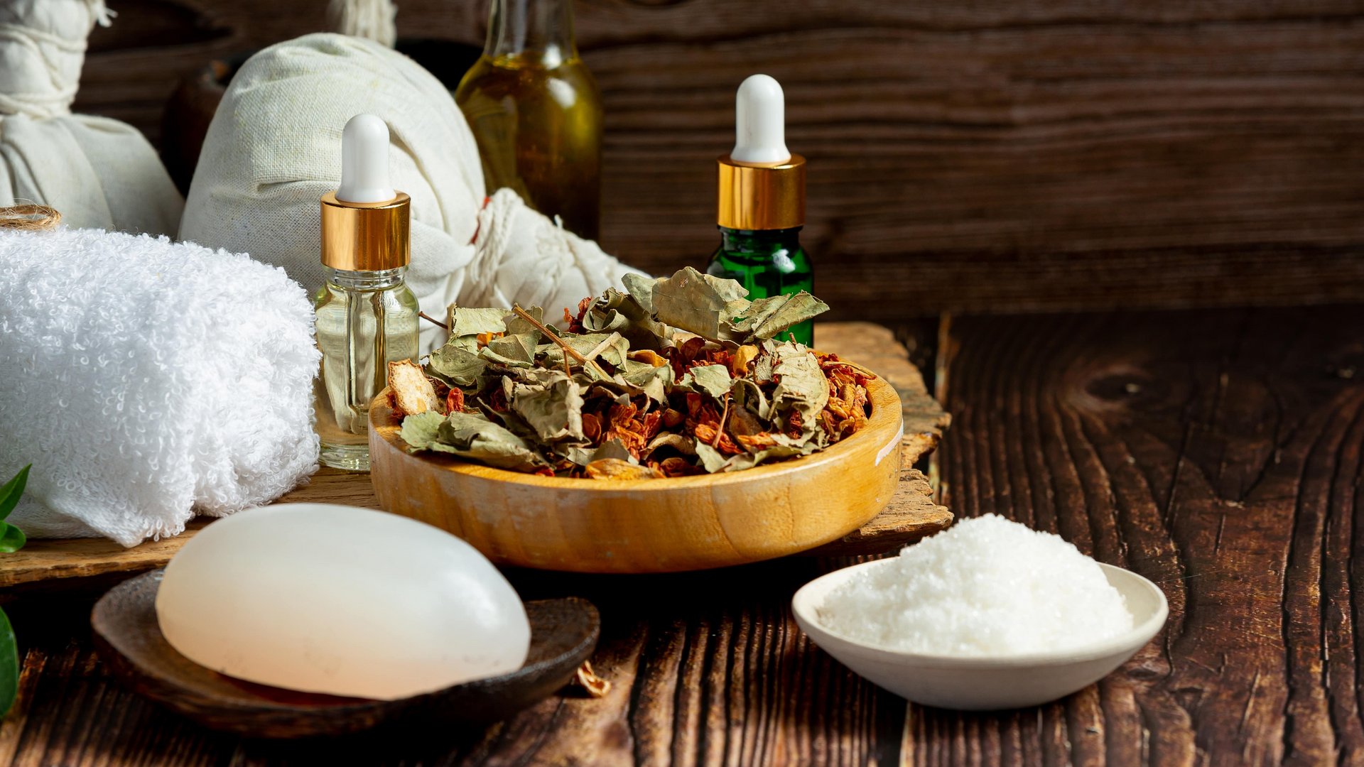 Viele kleine Flaschen und Tinkturen auf einem Tisch 