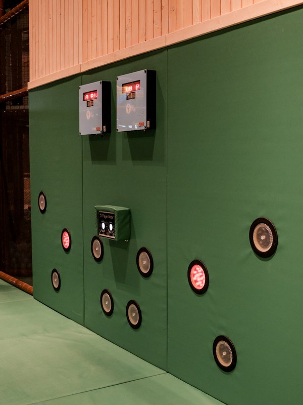 Interaktive Spielwand mit Gucklöchern und Lernspielen in der modernen Kinderbetreuung des Hotels Vier Jahreszeiten.