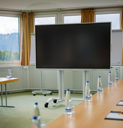 Detailaufnahme der parlamentarischen Bestuhlung mit bereitgestellten Schreibunterlagen und Mineralwasser im Hotel Vier Jahreszeiten am Schluchsee.