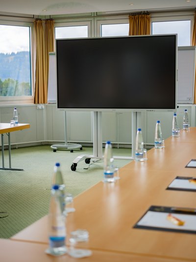 Detailaufnahme der parlamentarischen Bestuhlung mit bereitgestellten Schreibunterlagen und Mineralwasser im Hotel Vier Jahreszeiten am Schluchsee.