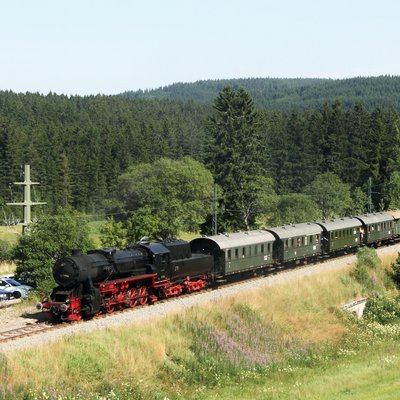 Die historische Dampflokomotive fährt durch die idyllische Schwarzwaldlandschaft am Schluchsee.