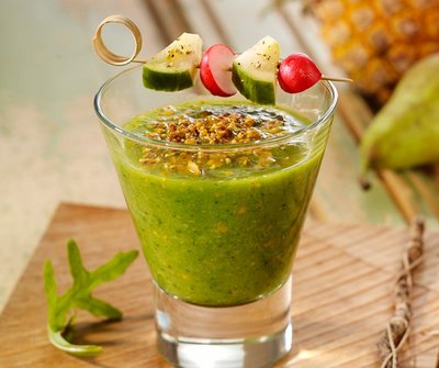 Ein Glas frisch zubereiteter grüner Smoothie mit Gemüsespieß als gesunder Snack im Hotel Vier Jahreszeiten.