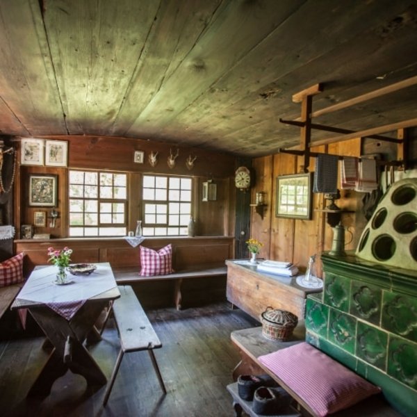 Blick in die urige Gaststube oder den Wohnraum eines historischen Schwarzwaldhauses.