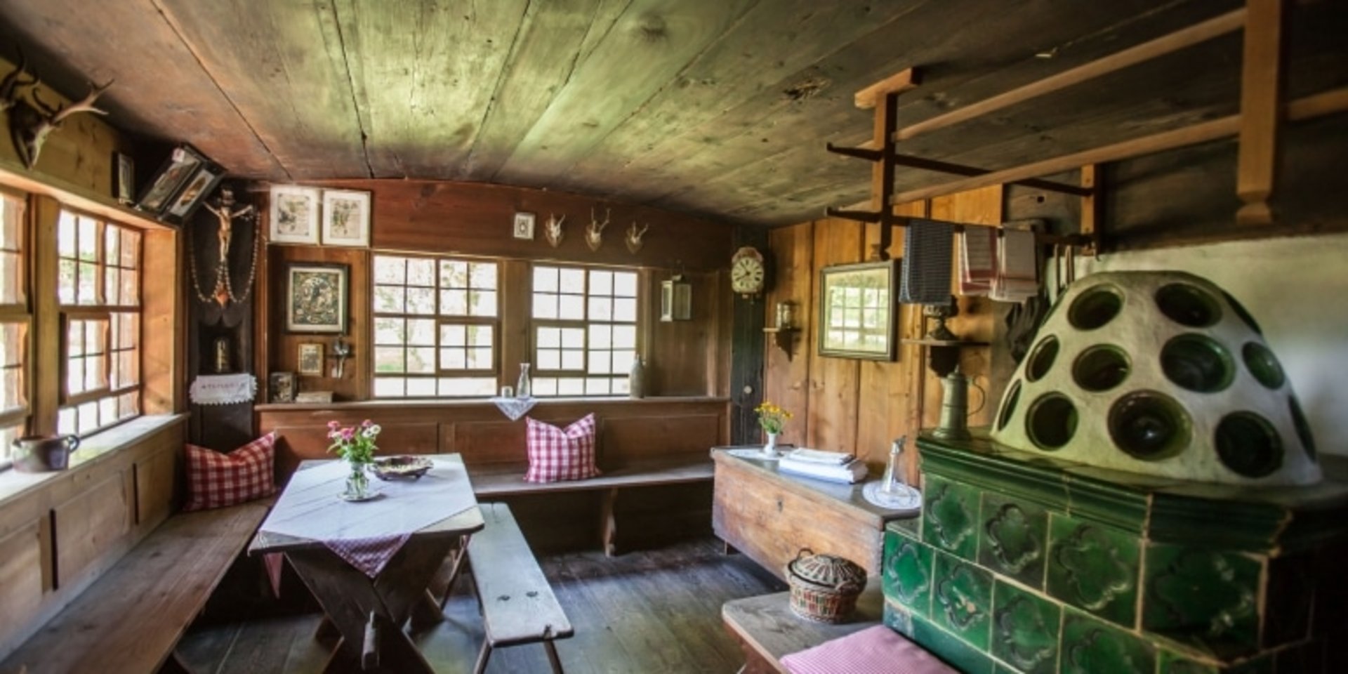 Blick in die urige Gaststube oder den Wohnraum eines historischen Schwarzwaldhauses.